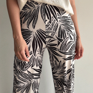 Pantalón estampado hojas blanco y negro